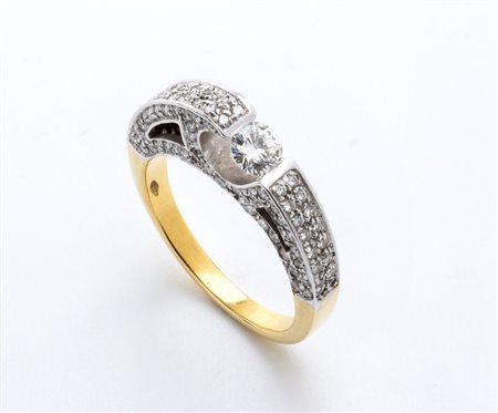  
Anello in oro e diamanti   
 