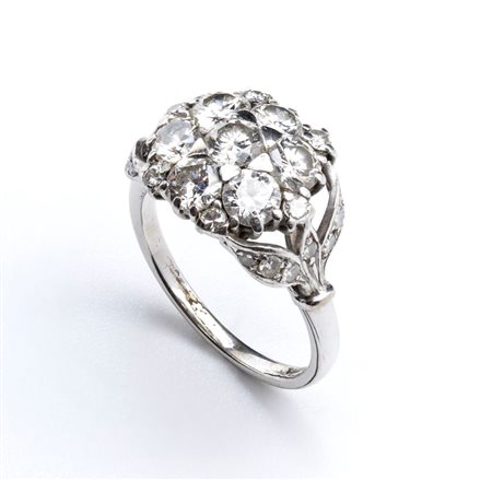  
Anello in oro con diamanti 
 