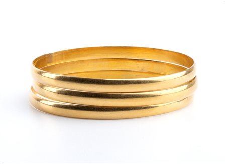  
Tre bracciali a cerchio rigido in oro   
 
