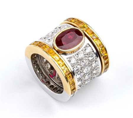  
Anello in oro a tre fasce con rubino centrale, zaffiri gialli e diamanti 
 