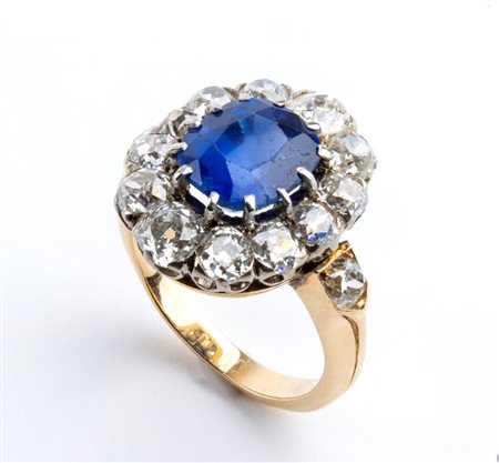  
Anello in oro con zaffiro Burma e diamanti 
 