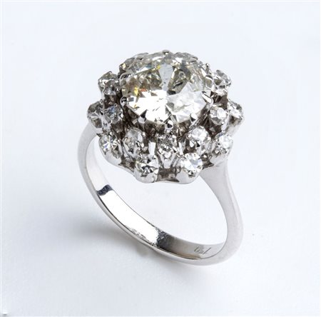  
Anello in oro con diamanti  
 