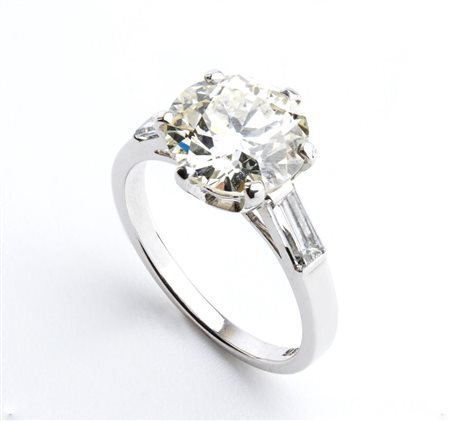  Anello solitario in oro e diamanti  