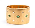  
MARIO BUCCELLATI: bracciale a fascia rigida in oro con diamanti e smeraldi 
 