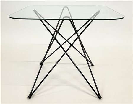 Tavolino da salotto con struttura in tondino metallico verniciato nero e piano