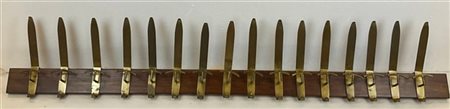 Appendiabiti pensile in legno massello con ganci mobili in ottone. Italia, anni