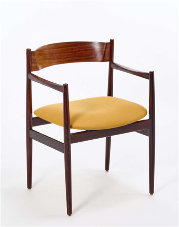 Gianfranco Frattini ( Padova  1926 - Milano  2004 ) Sedia in legno massello con seduta imbottita e rivestita in tessuto giallo modello "107/P"