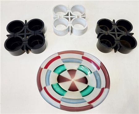 Lotto composto da tre posacenere in plastica nera e bianca e un centrotavola in