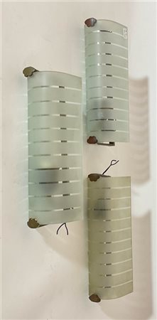 Tre applique in ottone e vetro parzialmente satinato, diffusore in vetro semici