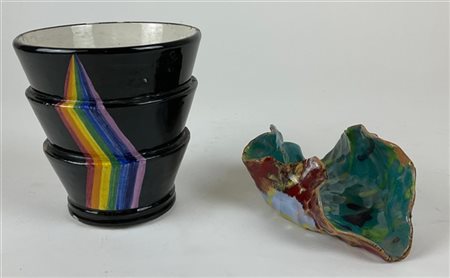 Lotto composto da un vasetto in ceramica di Faenza smaltata in blu e decorata c