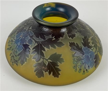 Gallé Vaso globulare schiacciato in vetro soffiato cammeo inciso all'acido con d