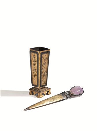 Basetta, Cina sec. XVIII, a forma di vaso squadrato, ogni faccia decorata con...