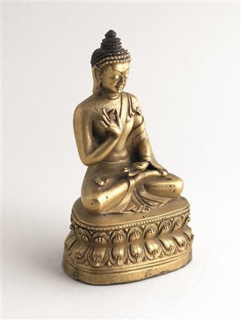 Figura, Cino-tibetana, sec. XVII, in bronzo dorato, raffigurante il Buddha...