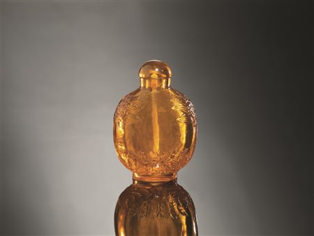 Snuff-bottle, Cina dinastia Qing (1644-1911), in ambra, le anse finemente...