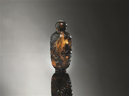 Snuff-bottle, Cina inizi sec. XX, in ambra intagliata, a forma di vaso...