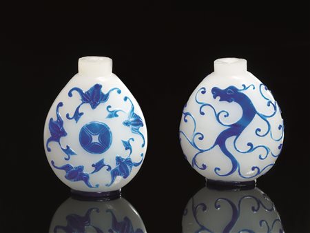 Due snuff-bottles, Cina dinasia Qing (1644-1911), in vetro incamiciato bianco...