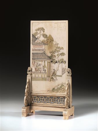 Piccolo paravento da tavolo Cina sec. XIX, in avorio scolpito, la base...