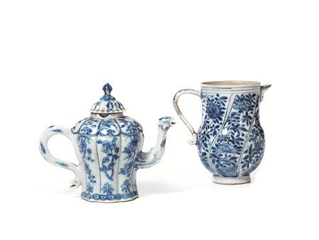 Una teiera con coperchio e un bricco, Cina periodo Kangxi (1662-1722), in...