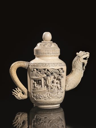 Teiera, Cina fine dinastia Qing, in avorio, finemente scolpita con figure in...