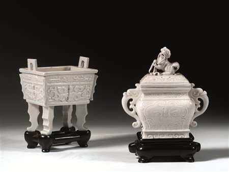 Un Fang Ding, e un incensiere, Cina sec. XIX, di forma arcaica, in porcellana...
