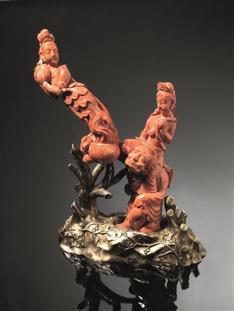 Scultura Cina sec. XX, in corallo raffigurante due Guanyin sorrette da figura...