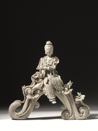 Scultura Cina sec. XX, in porcellana bianca Dehua raffigurante Bodhisattva...