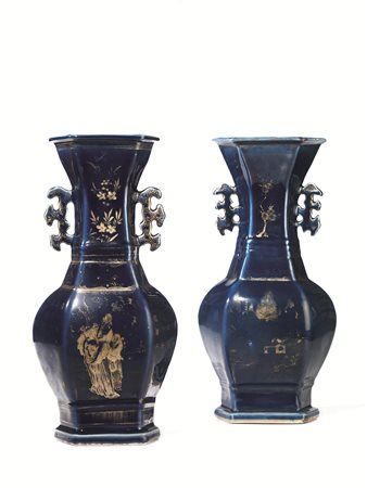 Due vasi in porcellana, Cina sec. XVIII-XIX, in porcellana a fondo blu, di...