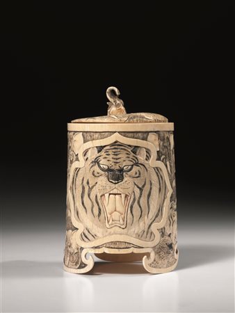 Scatola Giappone sec. XIX-XX, in avorio con coperchio, finemente intagliata...