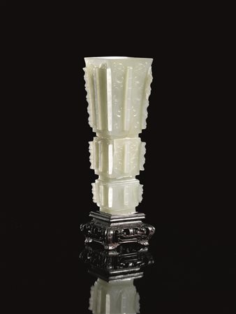 Vasetto, Cina sec. XVIII-XIX, di forma arcaica "Gu", in giada celadon...