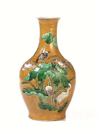 Vaso Cina sec. XIX, in porcellana gialla, con decoro in rilievo a soggetto...