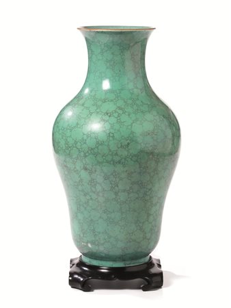 Vaso, Cina sec. XVIII-XIX, a balaustro, in porcellana a smalto verde...