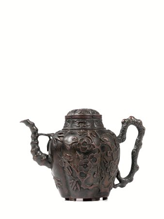 Teiera Cina dinastia Qing, sec. XVIII-XIX, in bronzo dalla forma polilobata,...