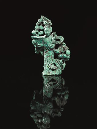 Intaglio, Cina sec. XX, in radice di turchese, raffigurante Guanyin, reggente...