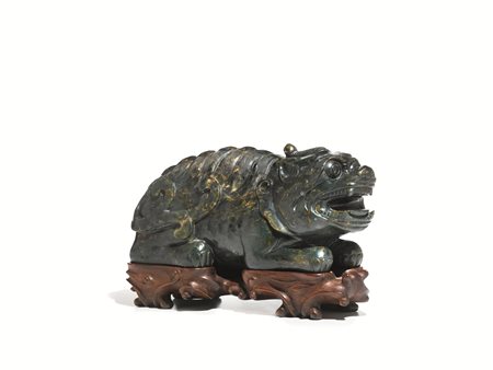 Qilin, Cina sec. XIX, in giada verde spinacio, in posizione accucciata,...