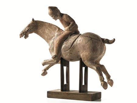 Cavallo con guerriero Cina dinastia Tang (618-907), in terracotta con tracce...