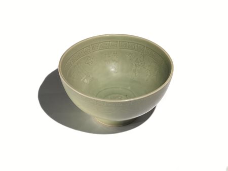 Citola in porcellana celadon, Cina sec XIX, incisa internamente a motivi con...