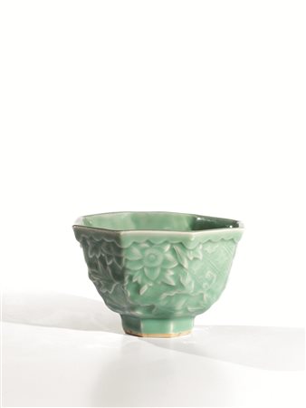 Coppa in porcellana celadon, Cina , secolo XIX, di forma ottagonale,...