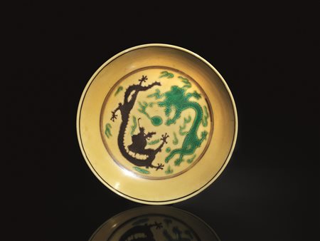 Piattino, Cina marchio e periodo Guanxu (1875-1908), in porcellana gialla,...