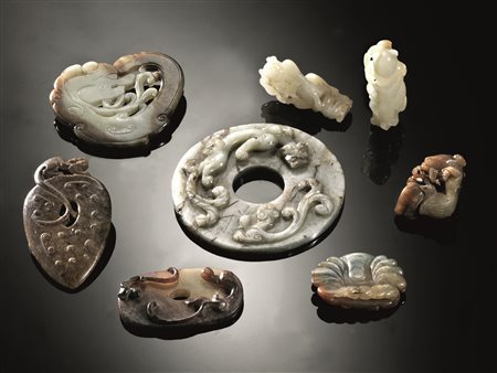 Otto oggetti in giada e pietra dura Cina epoche differenti, misure...
