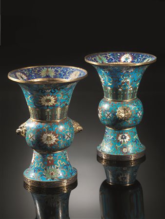 Coppia di vasi Cina secolo XVIII, in smalto cloisonné, ogni vaso di forma...