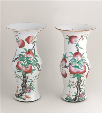 Due vasi Cina sec. XIX, in porcellana della famiglia rosa, finemente decorati...