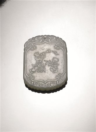 Placchetta, Cina, fine dinastia Qing, in giada celadon, un lato decorato con...