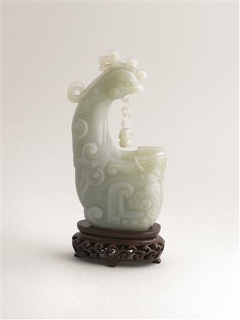 Vasetto, Cina fine dinastia Qing, in giada celadon, finemente intagliatoa...