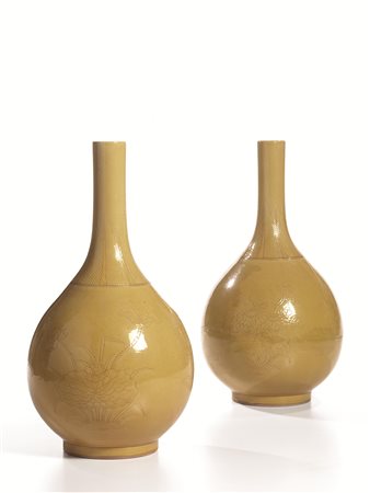 Coppia di vasi Cina sec. XIX, a bottiglia, in porcellana gialla, incisi a...