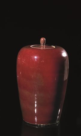 Vaso sangue di bue, Cina sec. XVIII, periodo Qianlong, con coperchio, alt. cm...