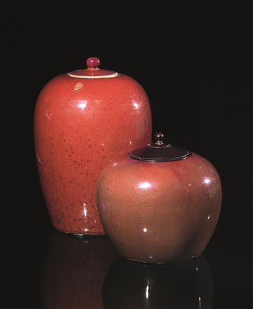 Due vasi sangue di bue con coperchio, Cina sec. XIX, un coperchio in legno...