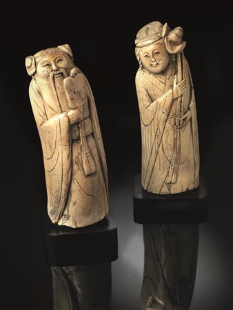 Due sculture, Cina sec. XVII, in avorio, raffiguranti saggi, montate su basi...