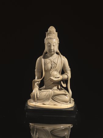 Bodhisattva, Cina fine dinastia Qing, in avorio su base in legno, alt. cm...