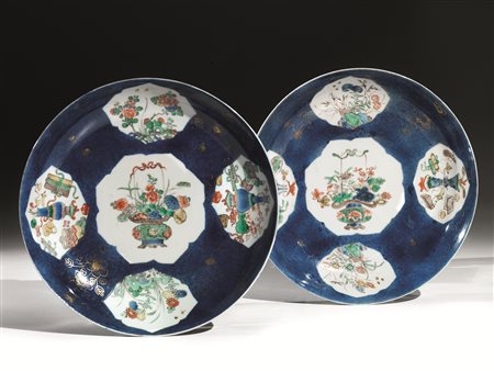 Coppia di piatti Cina, periodo Kangxi (1661-1722), in porcellanaa fondo blu,...