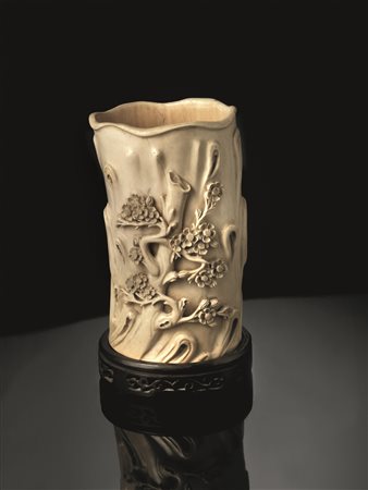 Vaso porta pennelli Bitong, Cina dinastia Qing, sec. XIX, in avorio scolpito,...